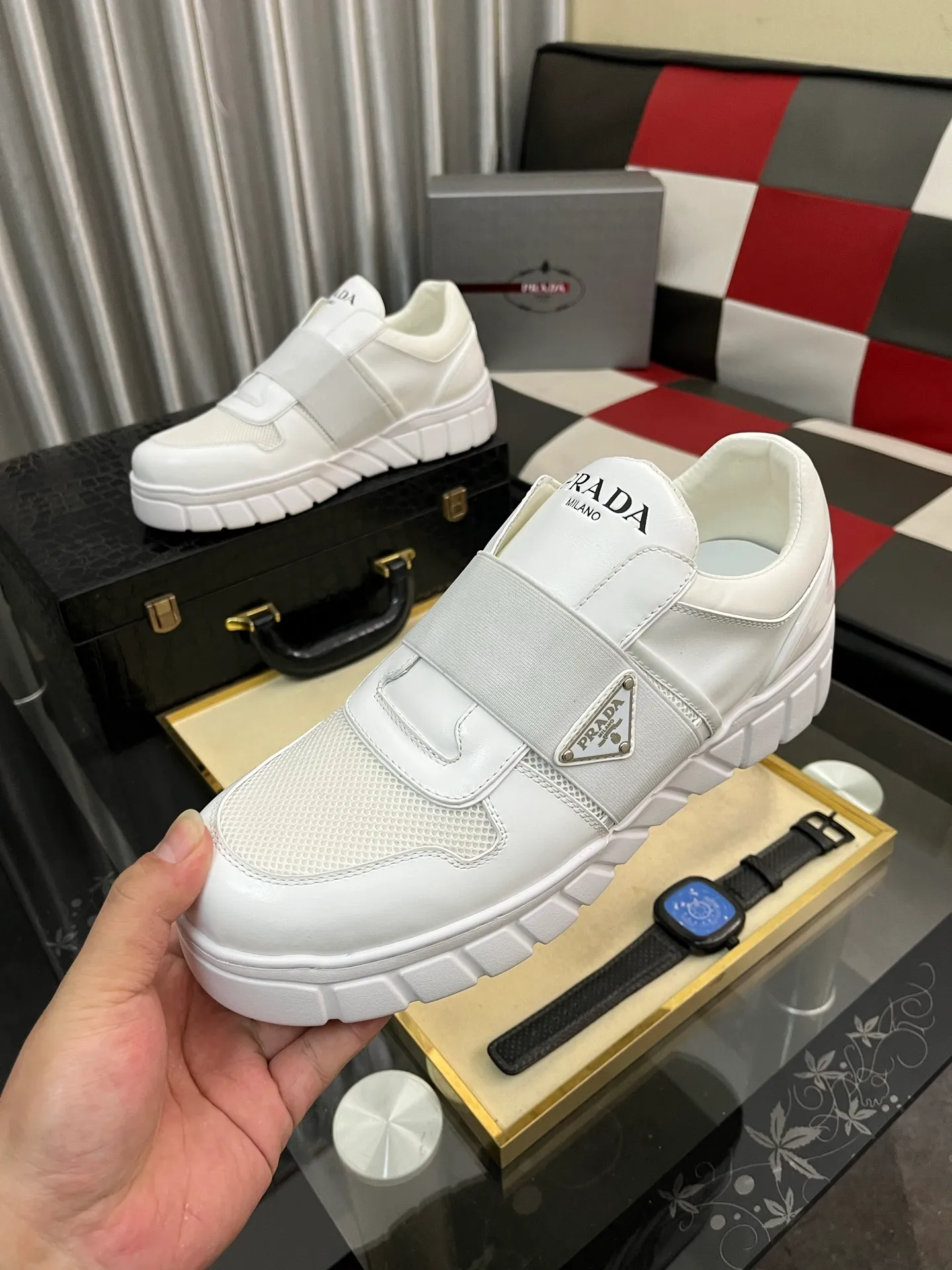 Men's shoes 💰: 560⌚⌚ high version. High-quality new PRADA counters are launched simultaneously. The new men's shoes and 😘 fabrics are selected from first-layer cowhide. Lining: Imported cowhide leather lining. 👍🏿High-end☄️Open-molded non-slip rubber outsole, exquisite lines, simple and elegant, comfortable and high-end for leisure travel. Number of yards: 38 to 44. (Can be customized for 45 non-refundable)